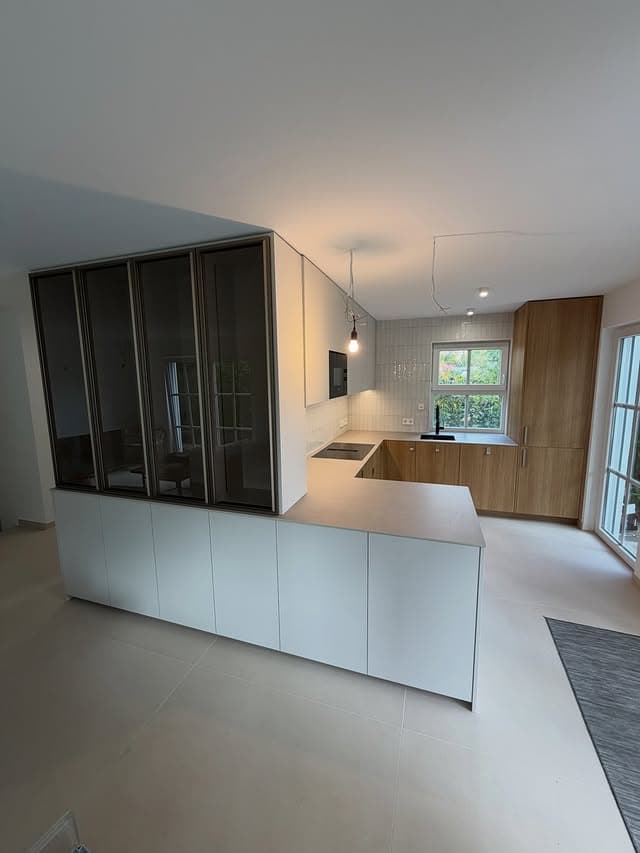 Minimalistische Küche mit warmen Materialien und klaren Linien